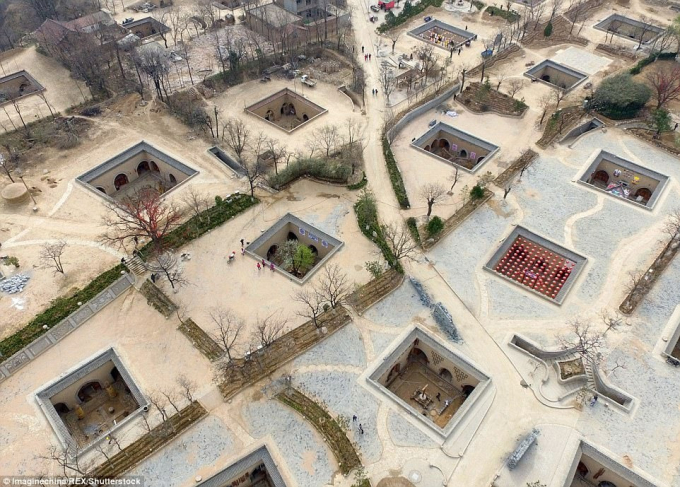Đây là kiểu nhà hang hiếm gặp trên thế giới và được Trung Quốc công nhận là Di sản Văn hóa phi vật thể. Các gia đình thường mất khoảng 2-3 năm đào sâu xuống lòng đất (khoảng 6-7 m) và xây dựng một căn nhà. Những căn nhà này có thể tồn tại tới hàng trăm năm. Ảnh: Shutterstock.