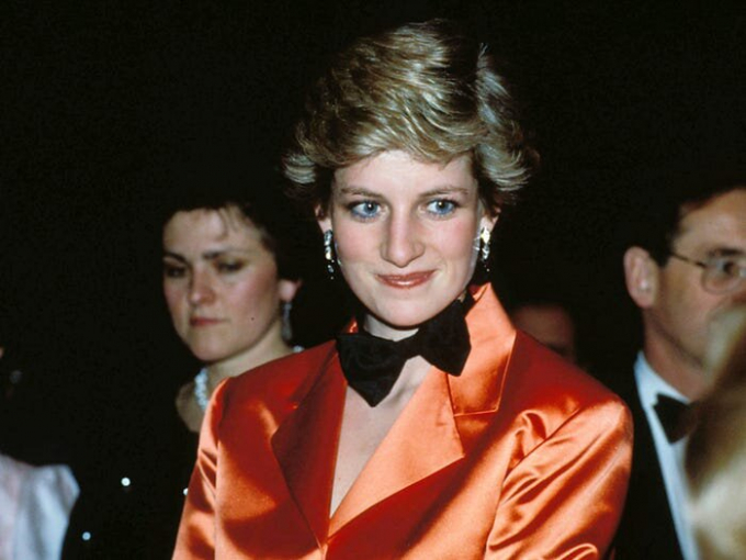Ngoài Công nương Diana, không một ai trong Hoàng gia Anh dám đeo một chiếc nơ lên cổ trần.