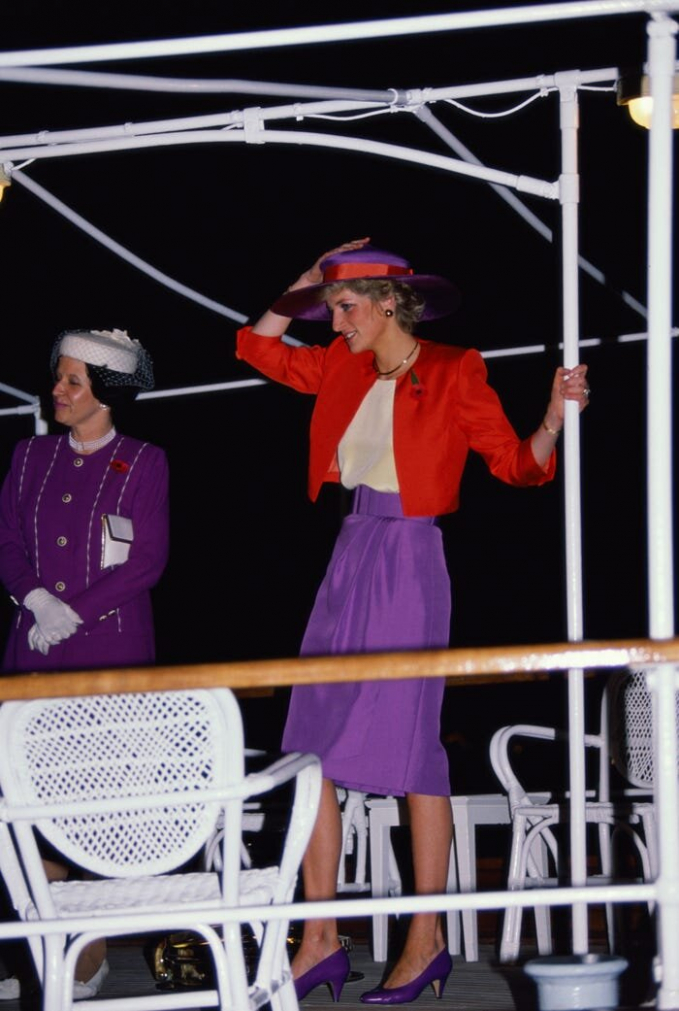 Bà không ngại kết hợp nhiều màu sắc rực rỡ lên một bộ trang phục. Công nương đã mặc thiết kế của Catherine Walker trong chuyến thăm Hồng Kông năm 1989.