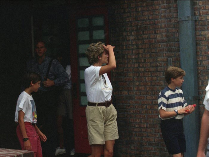 Trong chuyến công du năm 1993 tới Disney World, Orlando, Florida, Công nương Diana xuất hiện thân thiện với vẻ ngoài của bà mẹ thập niên 1990 trong chiếc quần short kaki cạp cao và áo phông trắng.