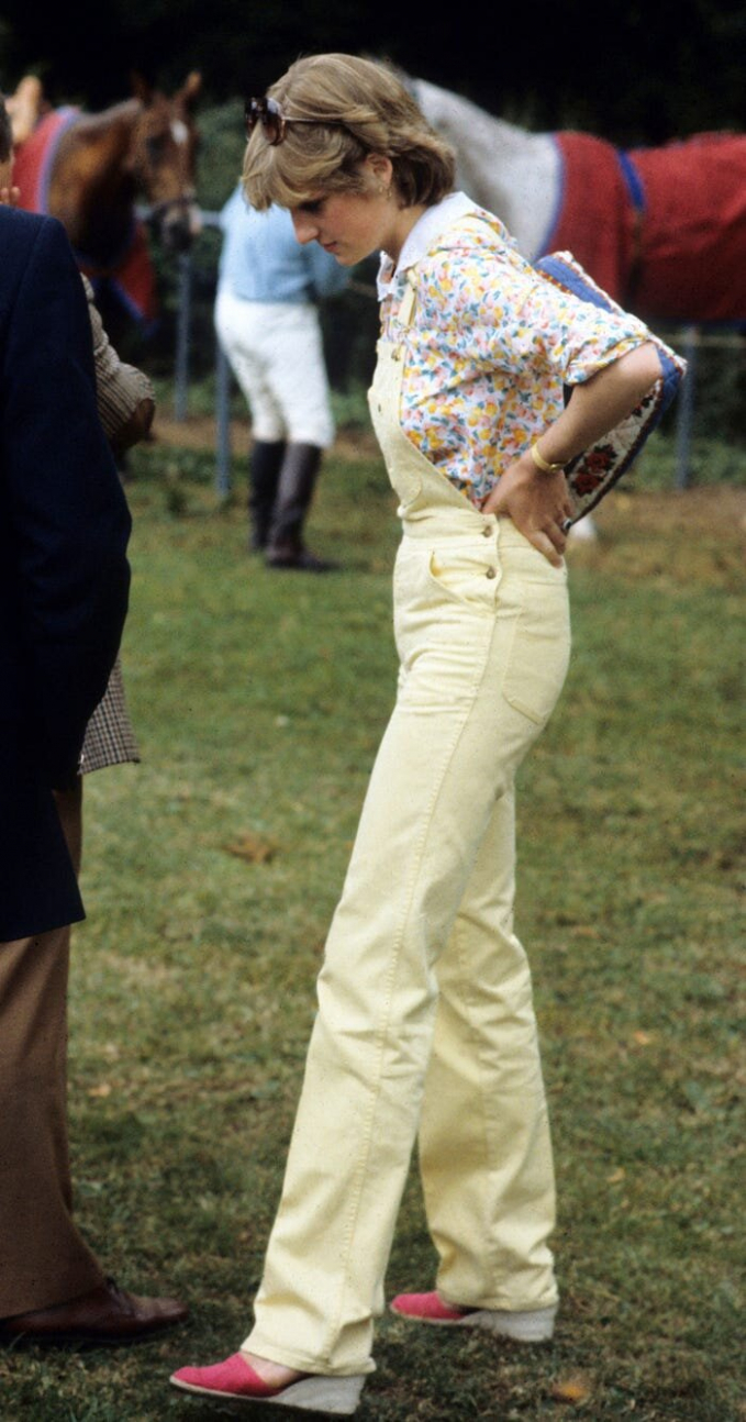 Bà mặc chiếc quần yếm với áo hoa sặc sỡ đến một trận đấu polo vào tháng 7 năm 1981. Chúng ta không bao giờ thấy Nữ hoàng Elizabeth và Công nương Kate Middleton mặc quần yếm.