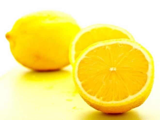 Trái cây giàu axit citric: Axit citric thường được tìm thấy trong chanh và cam. Loại axit này giúp hỗ trợ các hoạt động cho cơ thể thông qua việc cải thiện quá trình trao đổi chất. Một số nghiên cứu chứng minh rằng, mặc dù ăn sáng với thực phẩm chứa nhiều axit không tốt. Nhưng những loại trái cây như chanh và cam sẽ cung cấp lượng nước đầy đủ cho cơ thể, từ đó cải thiện hoạt động của bạn hiệu quả.