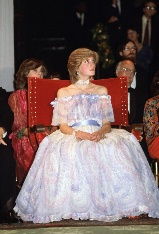 Công nương mặc chiếc váy cổ tích này vào năm 1981, ngay trước ngày cung điện thông báo bà đang mang thai Hoàng tử William. Cả thiết kế hở vai và màu sắc loang lổ của chiếc váy đều không phù hợp với phong cách truyền thống của Hoàng gia. Nhưng không ai có thể phủ nhận vẻ đẹp lộng lẫy của Công nương.