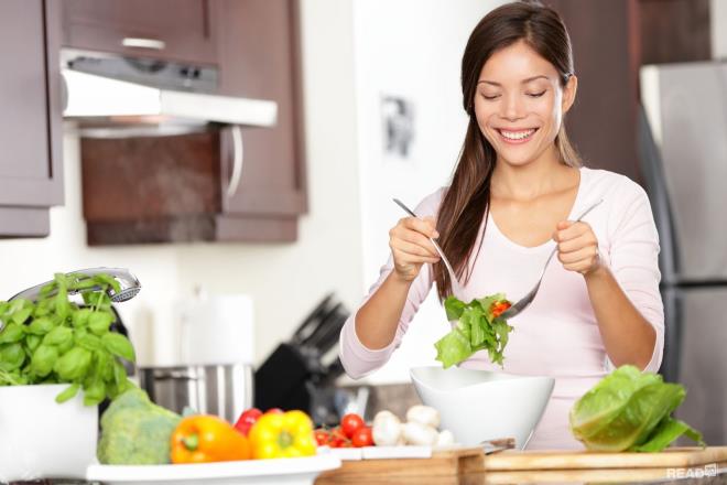 Tự nấu ăn tại nhà sẽ giúp bạn tiết kiệm một khoản rủng rỉnh đó.