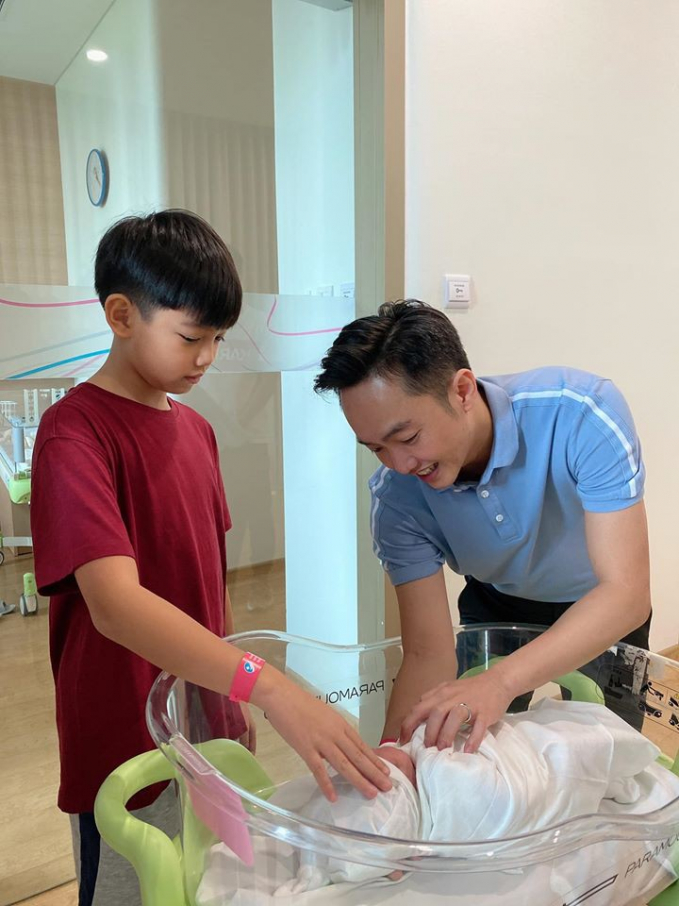 ''Ông bố quốc dân'' đưa con trai riêng Subeo đến thăm em gái Suchin.