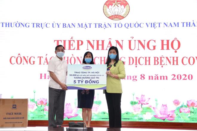 Lãnh đạo Sở Y tế và Mặt trận Tổ quốc TP.Hà Nội tiếp nhận 50.000 bộ lấy mẫu xét nghiệm Covid-19, tương đương 5 tỷ đồng từ đại diện Vinamilk