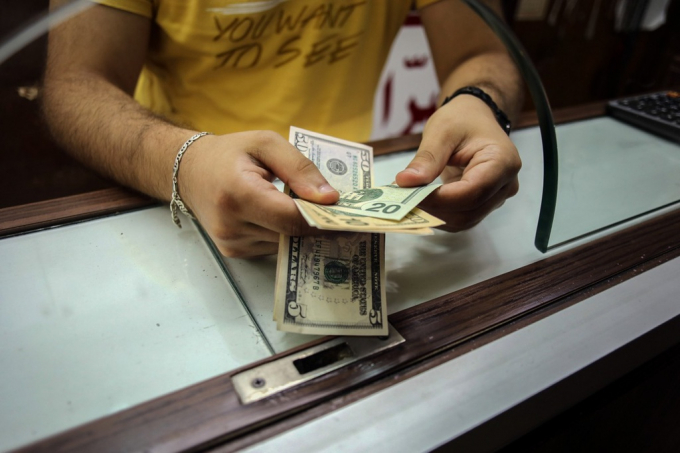 Lo ngại lạm phát khi các chính phủ bơm tiền kích thích nền kinh tế khiến giá vàng tăng mạnh. Ảnh: Reuters.