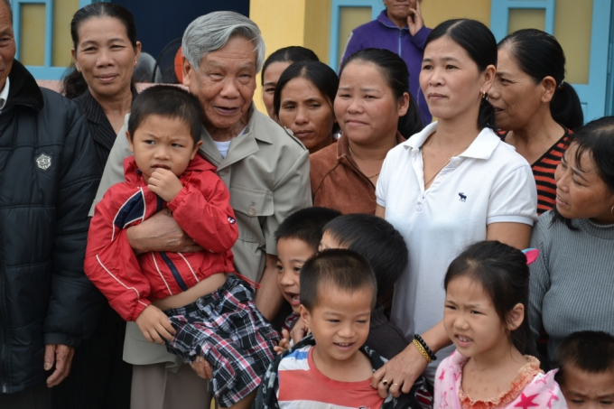 Nguyên Tổng Bí thư Lê Khả Phiêu chụp ảnh cùng người dân làng Rồng trong một dịp về thăm làng