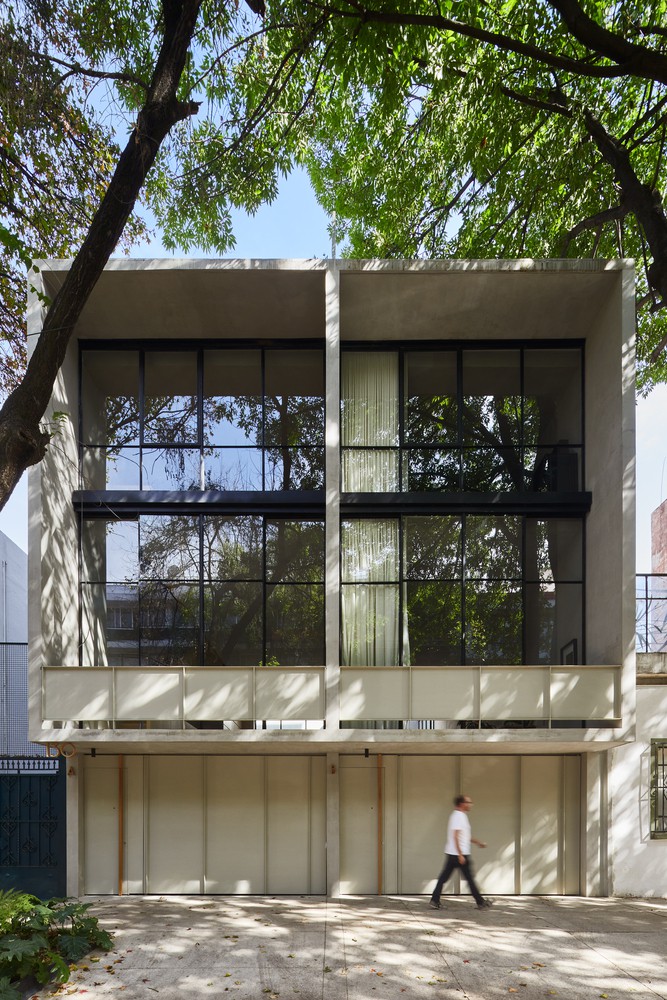 Trên diện tích 8x16 m2, thay vì chỉ xây một ngôi nhà lớn, Pachuca Apartments (Mexico) được chia làm hai căn riêng biệt với thiết kế không gian bên trong tương đồng nhau.