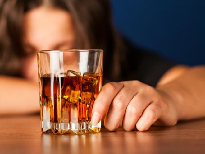 Rượu: Uống quá nhiều rượu gây mất nước và làm tăng lượng máu lên não.