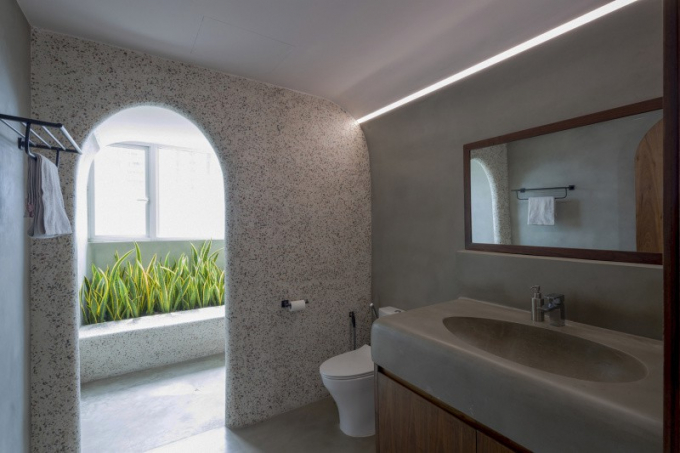 Phòng tắm tiện nghi và độc đáo với khung cửa vòm xinh xắn.