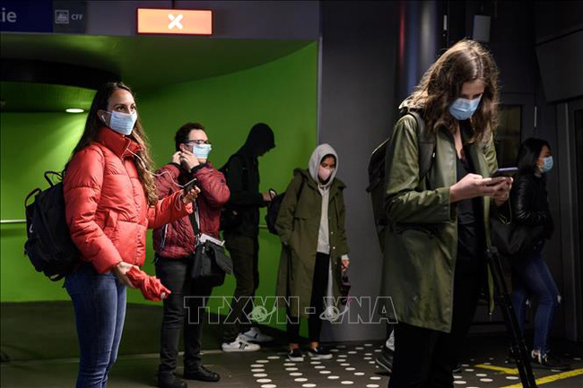 Người dân đeo khẩu trang phòng dịch COVID-19 tại Lausanne, Thụy Sĩ ngày 11/5/2020. Ảnh: AFP/TTXVN