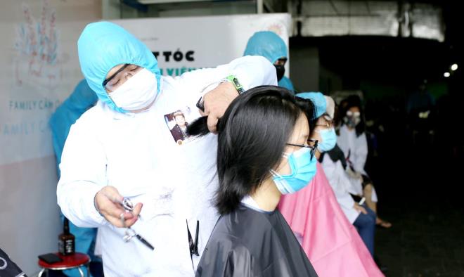 Y bác sỹ Bệnh viện Đa khoa Gia đình cắt tóc để chống dịch.
