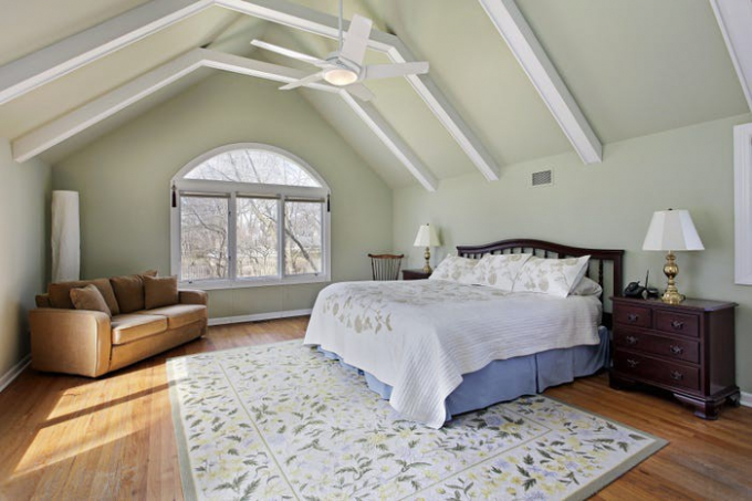 Không ít người cho rằng, một tấm thảm nhỏ sẽ làm cho không gian rộng hơn. Thế nhưng, theo Sara Beverin - nhà thiết kế nội thất tại Mỹ, kích thước của tấm thảm quyết định kích thước của không gian thị giác. Do đó, đừng ngần ngại bỏ thảm nhỏ khỏi phòng ngủ.