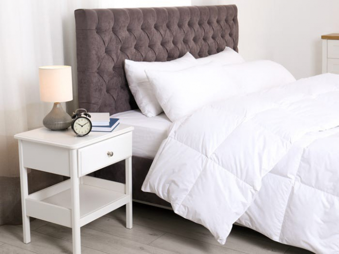Mục tiêu khi thiết kế phòng ngủ là tạo ra một không gian yên bình cho bạn cảm giác thoải mái. Theo đó, hãy loại bỏ những thứ lộn xộn khỏi tủ đầu giường bởi chúng có thể khiến bạn khó ngủ.