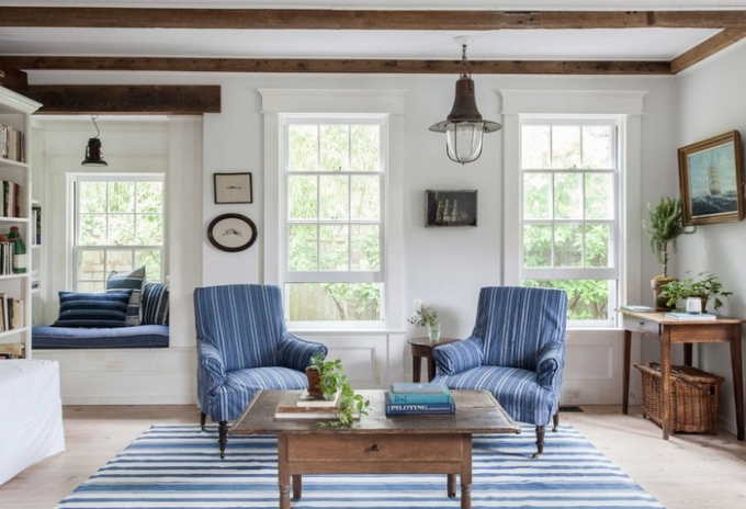 Màu trắng của ô cửa, bức tường và giá sách cùng bộ ghế và thảm màu xanh dương tạo cảm giác cho người sống trong nhà như đang ở bãi biển thực thụ.