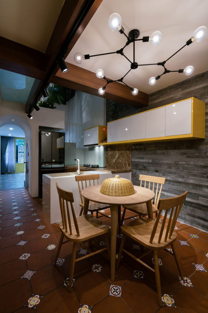 Khu bếp với diện tích vừa phải được bố trí ở tầng trệt, đủ sử dụng cho gia đình.