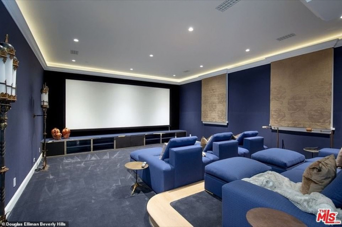 Phòng chiếu phim được thiết kế ngay trong căn biệt thự.