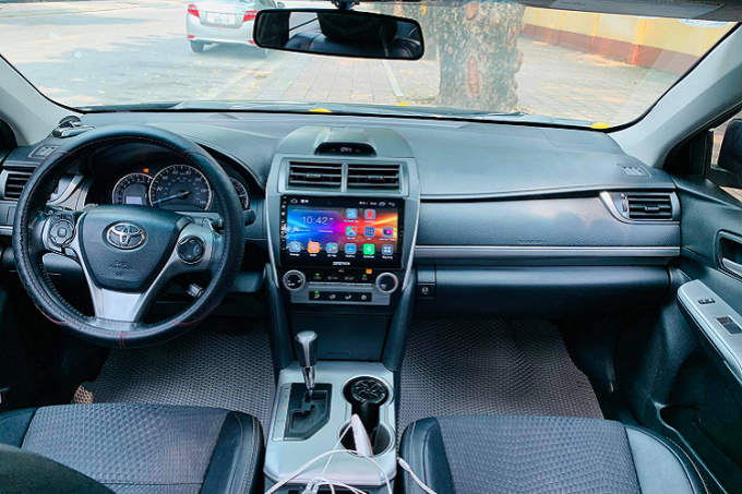 Nội thất Toyota Camry bản SE mang hởi hướng trẻ trung với vô lăng 3 chấu thể thao thay thế cho loại 4 chấu, tích hợp hàng loạt nút điều khiển hệ thống giải trí cũng như tính năng của xe. Chế độ lái đường trường rảnh tay (Cruise Control) được đặt tại vị trí quen thuộc như trên các mẫu xe Toyota. Ghế lái chỉnh điện đa hướng, ghế phụ chỉnh cơ. Màn hình trung tâm người lái hiển thị sinh động hơn với nhiều tính năng tích hợp.