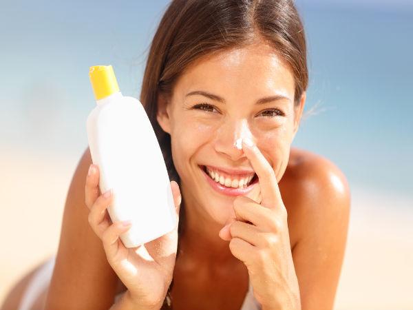 Sử dụng kem chống nắng: Ánh mặt trời có thể hủy hoại các tế bào collagen của da. Thiếu collagen, da sẽ bị chùng, không còn căng chặt, dẫn đến lỗ chân lông cũng to ra. Do đó, hãy luôn thoa kem chống nắng trước khi ra ngoài./.