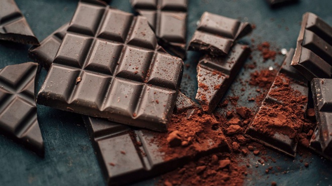 Chocolate đen: Với gần 3,5 g chất béo không bão hòa đơn lành mạnh, chocolate đen là thực phẩm có lợi cho trái tim khỏe mạnh. Nghiên cứu của Đại học bang Louisiana (Mỹ) phát hiện khi bạn ăn chocolate đen, các vi sinh vật tốt cho đường ruột như bifidobacterium và vi khuẩn axit lactic cũng sẽ tiêu thụ nó. Chúng phát triển và lên men, tạo ra các hợp chất chống viêm, bảo vệ sức khỏe tim mạch. Ảnh: Healthline.