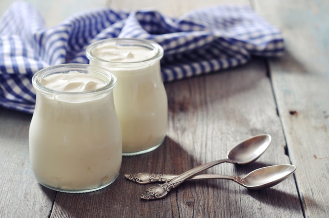 Sữa chua: Thực phẩm này chứa vi khuẩn tốt probiotic, hỗ trợ chức năng đường ruột. Thường xuyên ăn sữa chua có thể ngăn ngừa tăng cân, giảm béo phì và cải thiện sức khỏe tim mạch. Nghiên cứu năm 2016 cho thấy phụ nữ ăn nhiều hơn 5 cốc sữa chua mỗi tuần có thể giảm 20% nguy cơ huyết áp cao. Bạn nên chọn sữa chua tự nhiên hoặc sữa chua Hy Lạp, tránh các loại có đường. Ảnh: Huffpost.