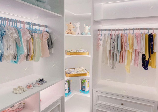 Công chúa Suchin vừa chào đời đã có phòng riêng với hệ thống tủ quần áo được thiết kế không khác gì cửa hàng. Ảnh: FBNV.