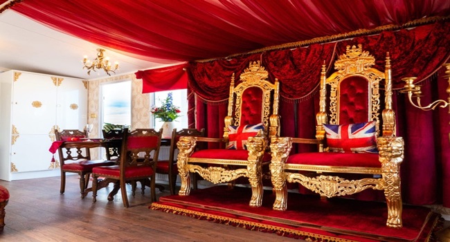 Bên trong khu nghỉ là phòng ngai vàng thu nhỏ mô phỏng căn phòng trong điện Buckingham, nơi Nữ hoàng Elizabeth ở và làm việc. Bộ ghế ngồi được bọc vải nhung đỏ đặc trưng, và đặt thêm gối tựa in hình lá cờ Anh.