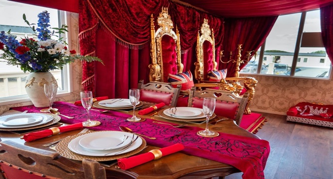 Bên cạnh ngai vàng là khu vực bàn ăn với cách bài trí mô phỏng hoàn hảo phong cách hoàng tộc.