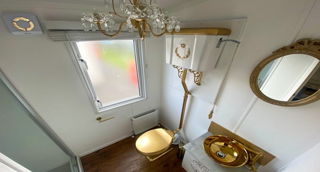 Đây là phòng tắm riêng trong phòng ngủ chính – nơi thể hiện rõ nhất độ xa hoa của giới hoàng tộc. Gương, bổn rửa mặt, bồn cầu và thậm chí cả đường ống nước cũng được làm bằng vàng. Căn phòng này cũng có đèn chùm như một cách tăng thêm độ 