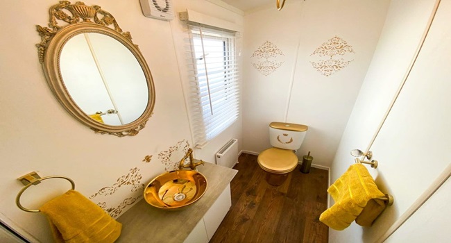 Bên trong phòng vệ sinh đi kèm phòng ngủ hai hoàng tử có đồ đạc đều màu vàng. Nếu muốn được 1 lần trải nghiệm cuộc sống Hoàng gia, bạn có thể tham khảo và đặt phòng tại đây. Chi phí thuê 