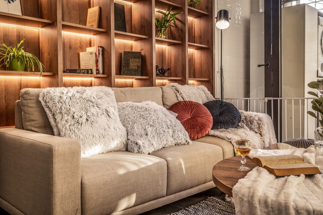 Điểm nhấn phòng khách là kệ tủ sách phía sau bộ sofa, vừa tiện tích lại là một cách trang trí thông minh cho ngôi nhà thêm nổi bật. Việc chọn nội thất là gỗ tự nhiên sẽ mang đến cảm giác sang trọng, ấm cúng và tinh tế cho gian phòng.