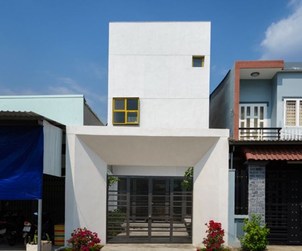 Thiết kế nhà 2 tầng phá cách có 1 không 2 với điểm nhấn chỉ là ô hai cửa hình vuông to nhỏ ở mặt tiền ngôi nhà và toàn bộ được sơn màu trắng tinh