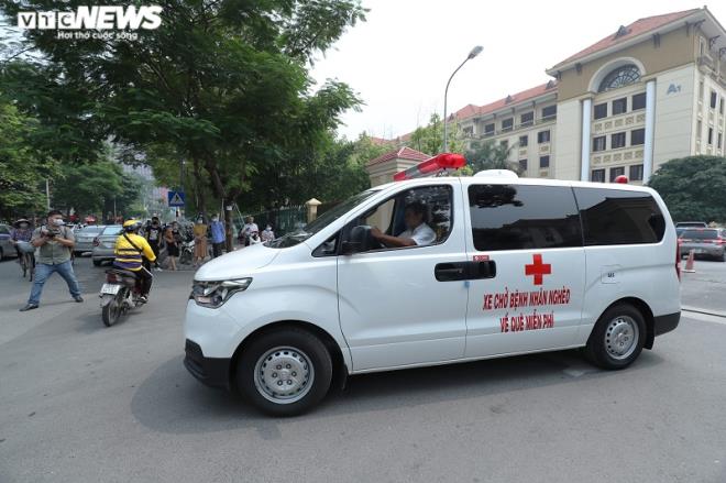 Xe ông Đoàn Ngọc Hải đón bệnh nhân nghèo ở Bệnh viện Đại Học Y, Hà Nội. (Ảnh: Đăng Khoa)