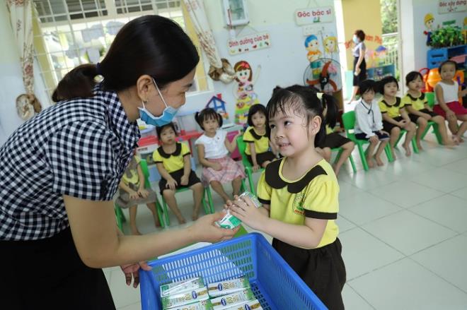 Học sinh cấp mầm non tại TP. Đà Nẵng đã được uống sữa theo chương trình ngay trong ngày đầu tiên quay lại trường học sau giãn cách xã hội