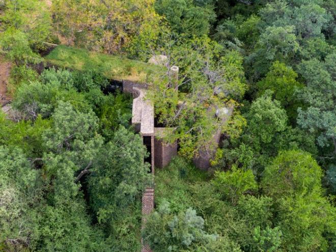 Căn nhà nằm len lỏi giữa những vách đá sa thạch đỏ và khu rừng ven sông của Khu bảo tồn Waterberg cách thành phố khoảng ba giờ về phía Bắc. (Ảnh: Frankie Pappas)
