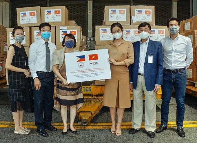 Gia đình Tiên Nguyễn có nhiều đóng góp cho hoạt động chống dịch Covid-19 ở trong và ngoài nước. Ảnh: @tiennguyenn, @ippg_vietnam.
