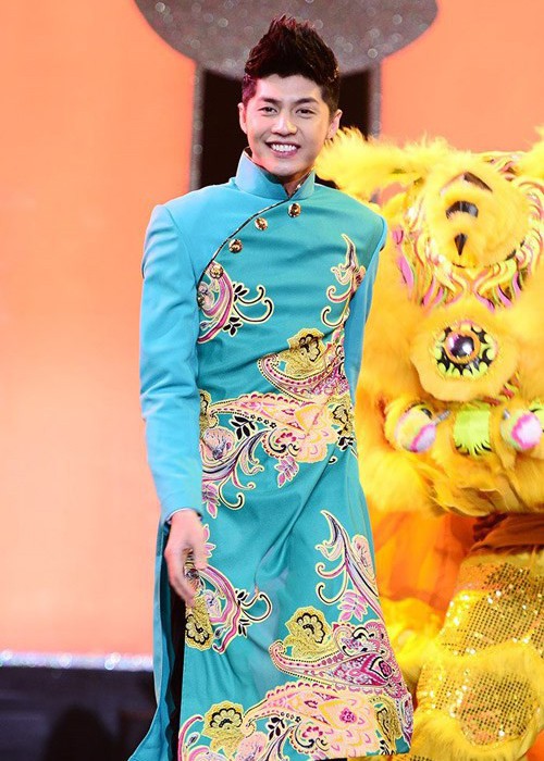 Noo Phước Thịnh thường chọn áo dài khi biểu diễn trong các chương trình Tết.