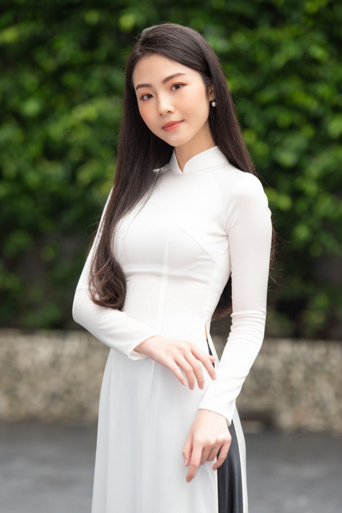 Trên fanpage của cuộc thi, nhiều khán giả khen ngợi nhan sắc, thần thái Lâm Hà Thủy Tiên, sinh năm 2000 tại TP HCM. Cô là sinh viên năm hai Đại học Kinh Tế - Luật TP HCM, cao 1,68 m, từng là hot girl của THPT Phú Nhuận.
