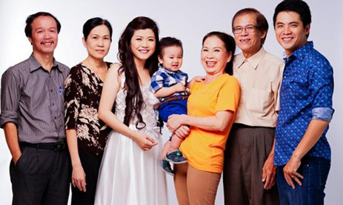 Vợ chồng con trai nghệ sĩ Kim Xuân bên hai bên gia đình. Ảnh: Một thế giới