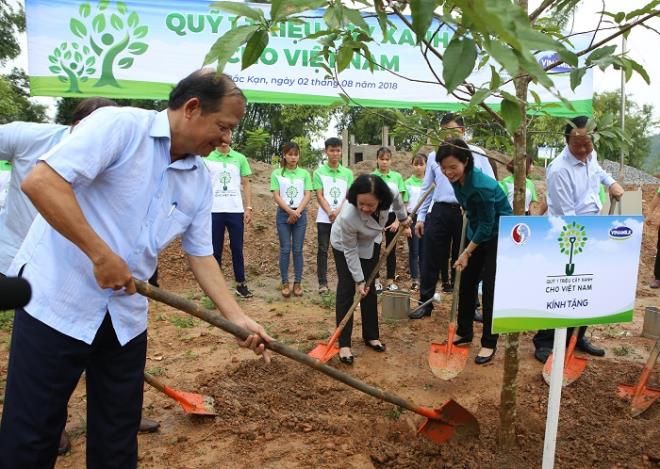 “Quỹ 1 triệu cây xanh cho Việt Nam” và Vinamilk trồng cây tại tỉnh Bắc Kạn vào năm 2018