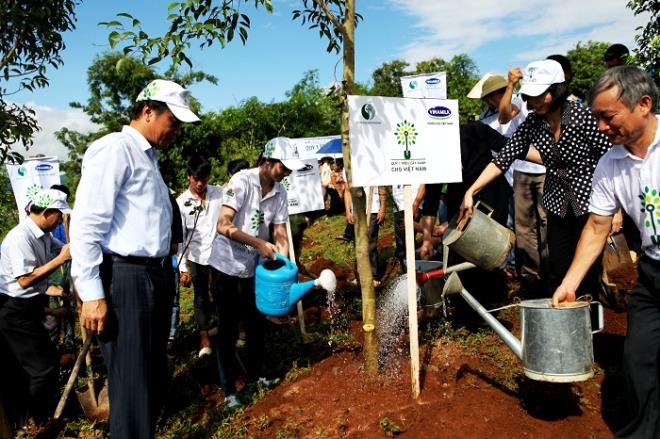 Năm 2014, Vinamilk và Quỹ 1 triệu cây xanh cho Việt Nam trao tặng 40.000 cây xanh cho tỉnh Điện Biên  