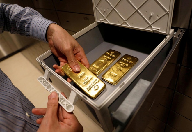 Đây có thể là thời điểm tuyệt vời cho các nhà đầu tư đổ tiền vào vàng. Ảnh: Reuters.