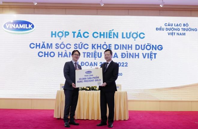 Đại diện Vinamilk trao tặng 10.000 sản phẩm Sure Prevent Gold cho đại diện CLB ĐDT Việt Nam