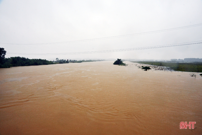 Nước sông Ngàn Sâu đang dâng cao.