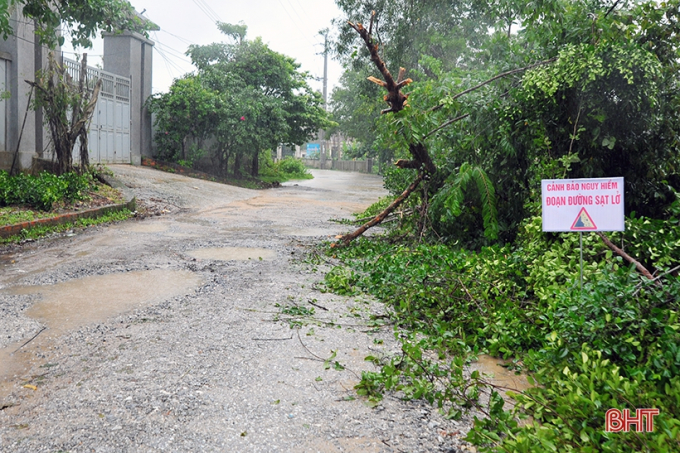Một số tuyến đường bị sạt lở đã được cắm biển cảnh báo nguy hiểm (ảnh chụp tại xã Hà Linh).