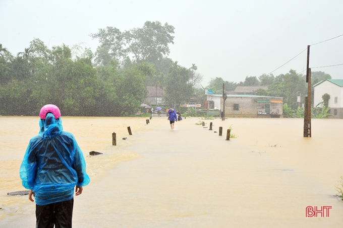 . Một số thôn của xã Gia Phố bị chia cắt cục bộ do cầu tràn bị ngập.