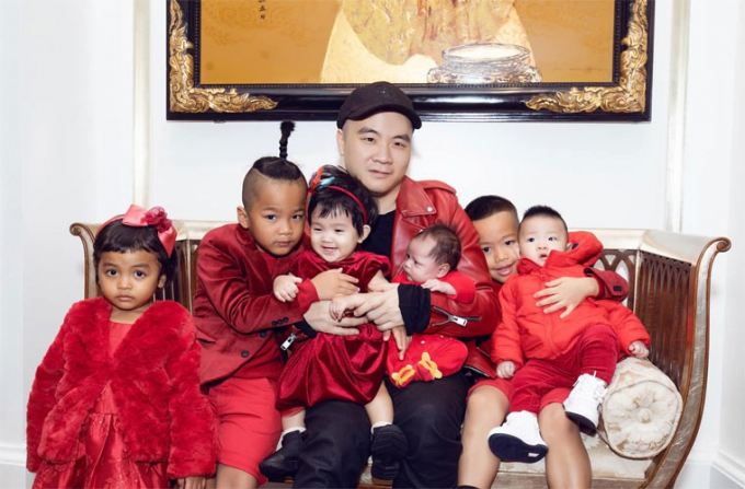 Mặc dù đã nhận nuôi 6 em bé, nhưng mới đây, nhà thiết kế nổi tiếng Đỗ Mạnh Cường lại nhận nuôi thêm em bé thứ 7, bé Cà Phê.
