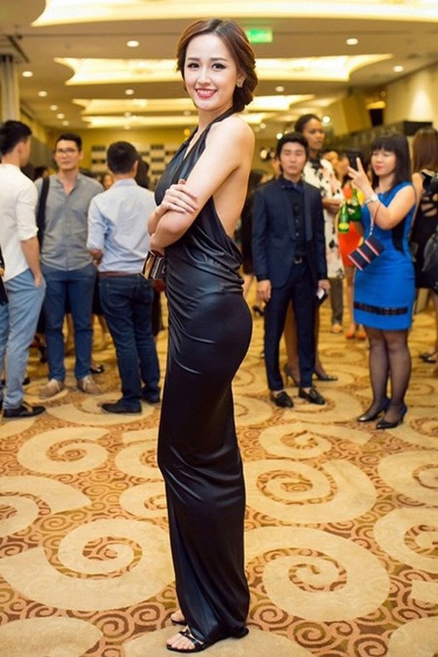 Trong một lần đi dự sự kiện, Hoa hậu Mai Phương Thúy chọn chiếc váy bó với mục đích khoe đường cong nhưng lại để lộ vết hằn nội y không đẹp mắt.