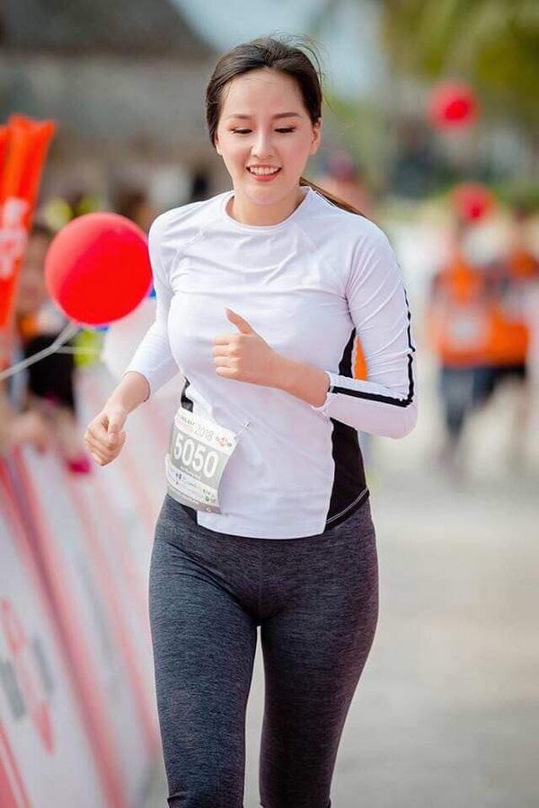 Trong một giải chạy khác, người đẹp Hà Thành cũng trở thành tâm điểm vì chiếc quần ôm sát, kém duyên.